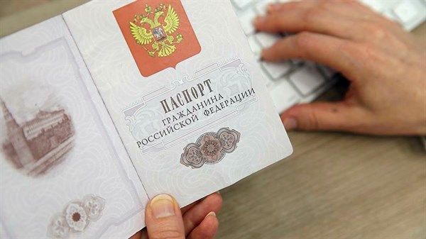 Российские паспорта в ДНР/ЛНР: на каких условиях и кто может получить документ с трехглавым орлом 