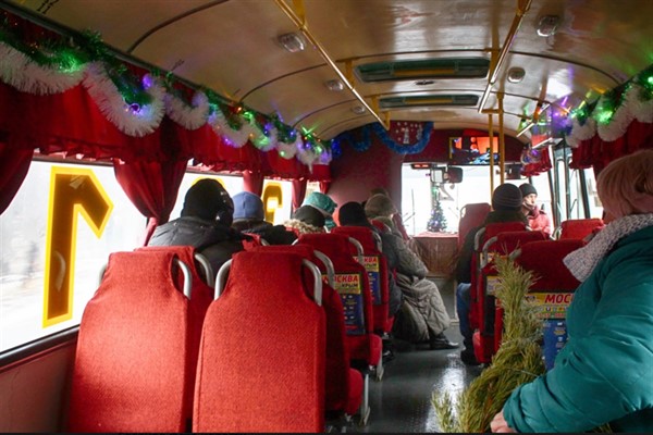 Несколько городских автобусов украсили салон к Новому году. Пассажиры в восхищении