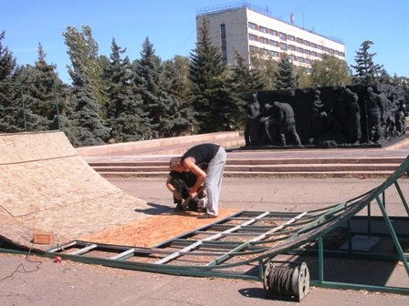  Строймаркеты скинулись "кто чем может", чтобы отремонтировать скейт-площадку на площади Революции 