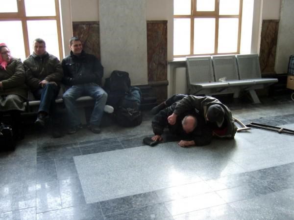 Не угодишь: для горловских бездомных построили «Дом милосердия», а они продолжают ночевать на вокзалах 