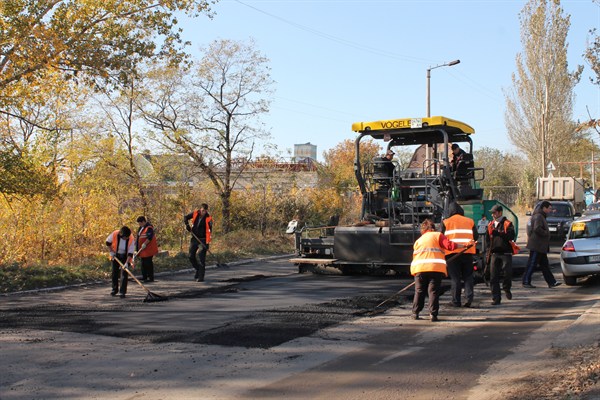 Дорога на горизонт: в Горловке выполняется ремонт дорожного покрытия на шахту им. Ленина