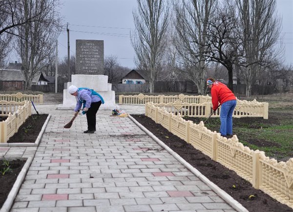 Горловчане провели субботник возле памятника, где покоятся тела солдатов,  замученных фашистскими оккупантами (ФОТО)