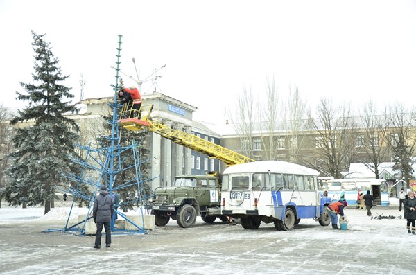 Здравствуй, Горловка, Новый год: на площади Победы начали собирать городскую елку (фото)