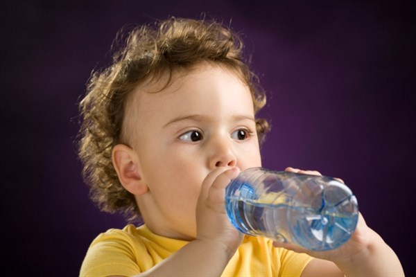 Годовалый ребенок едва не выпил пузырек с жидкостью для снятия лака. Благо, все обошлось