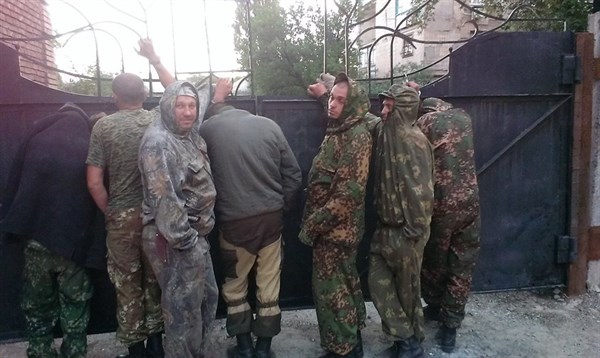 Проштрафившихся горловских боевиков приковывали наручниками к воротам, чтобы не сбежали (ФОТОФАКТ)