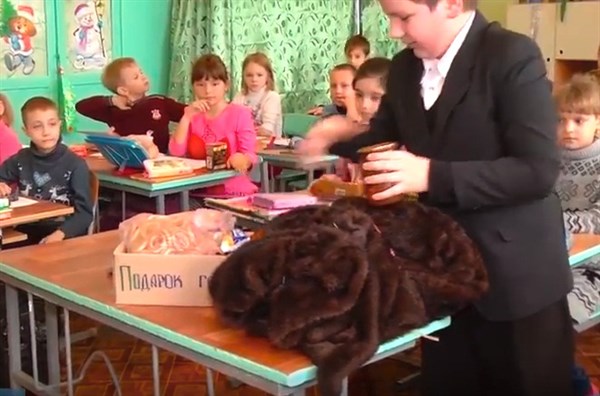 Школьников Горловки просят приносить съедобные подарки для бойцов "ДНР" 