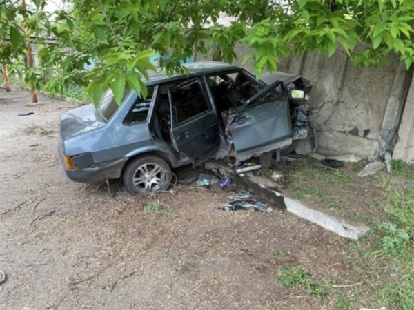 ДТП в Горловке: водитель врезался в железобетонный забор (ФОТО)