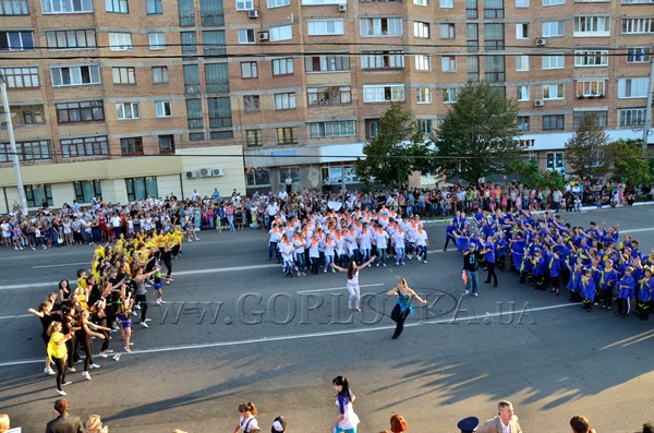 «Майданс» по-горловски: байкеры, лимузины и флаг Украины (фоторепортаж)