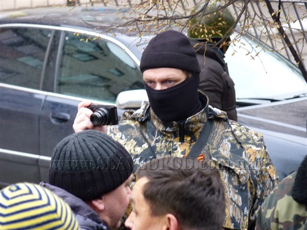 Вооружённые люди с георгиевскими ленточками захватили в Славянске здание горотдела милиции и повесили  российский флаг (ВИДЕО)
