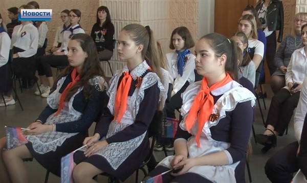 Школьников ОШ №1 одели в советскую форму и рассказали о подвигах Александра Захарченко