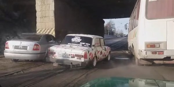 В Горловке ДТП: под железнодорожными мостами на "Кочегарке" автомобиль врезался в опору