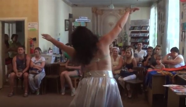 В Горловке читателям библиотеки показали восточные танцы
