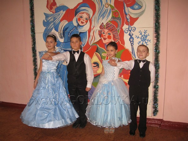 В Горловке 100 школьников танцевали на Рождественском балу и на час перевоплотились в Золушек и принцев