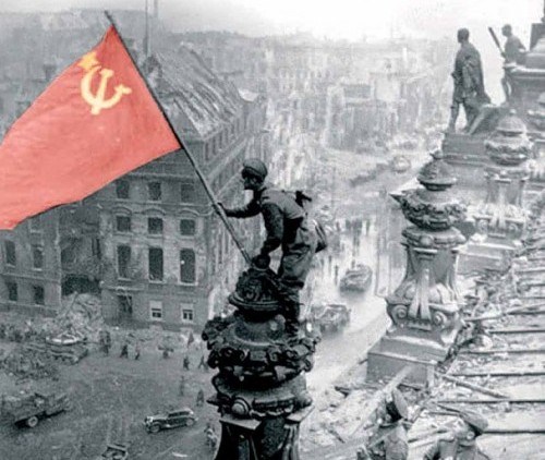 В Горловке над зданием мэрии поднимут копию Красного Знамени