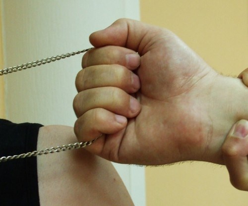 Горловские милиционеры задержали серийного грабителя, срывавшего золотые цепочки с прохожих 