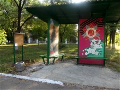 В горловском поселке активисты разрисовали остановку в виде звезды и георгиевской ленты
