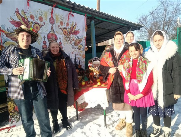 Масленица в храмах Горловки: столы с блинами развернули прямо на улице 