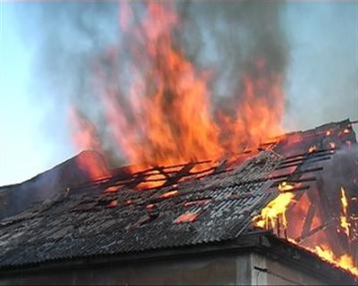 В Горловке загорелась крыша двухэтажного дома