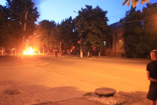 В Артемовск приехали на двух БТРах и  обстреляли здание городской прокуратуры, в котором находился штаб ополченцев 