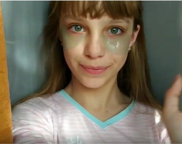 В Горловке появилась настоящая блогер. Ей 12 лет, она носит брекеты и патчи, рассказывая о жизни на камеру