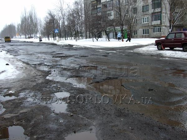  В Горловке предлагают установить дорожный знак в честь "Мягкого щебня", виновника уродливых дорог 