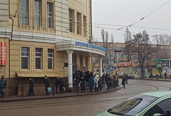 В Донецке огромная очередь в больницу (ФОТОФАКТ)