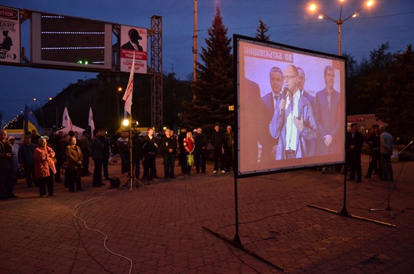 Проектор оппозиции: 300 горловчан слушали Яценюка вживую и с помощью телемоста (фоторепортаж) (ИСПРАВЛЕНО)