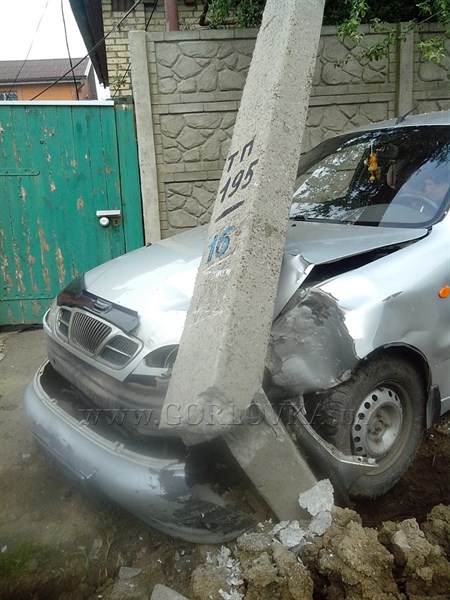 В центре Горловки пьяный водитель врезался в столб возле частного дома (ФОТО)