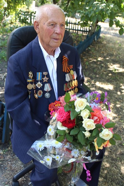 В Горловке поздравили ветерана Второй мировой войны. Ему исполнилось 97 лет