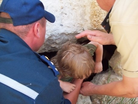 В Горловке депутат помог накрыть один люк после того, как ребенок поломал руку, упав в колодец (ДОПОЛНЕНО)