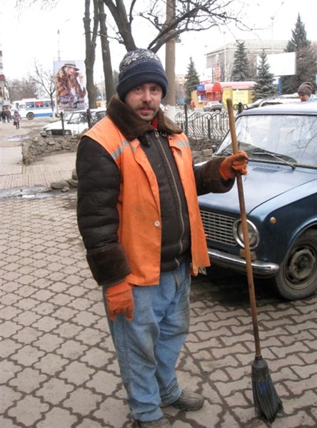 В Горловке катастрофически не хватает дворников