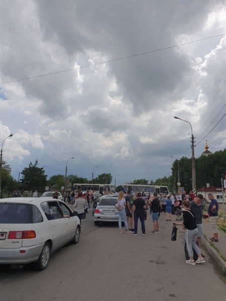 Первый день: при выезде из "ДНР" у людей берут отпечатки пальцев и фотографируют. Очередь огромная (ВИДЕО)