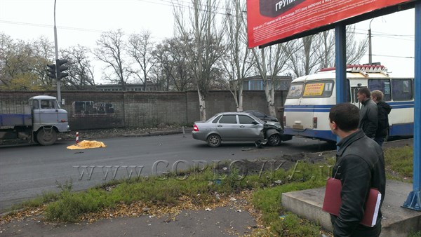 На Северной проходной водитель Лады Приоры сбил насмерть женщину, после чего врезался в автобус (ФОТО)