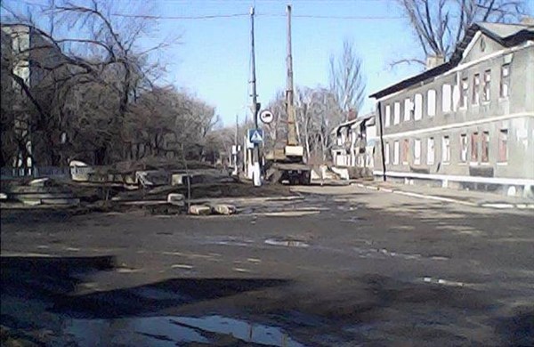 Горловские боевики с помощью крана разобрали свой блокпост на Бессарабке (ФОТО)