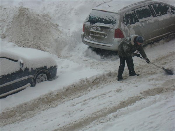 Горловские ГАИшники оштрафовали мужчину, выбрасывавшего снег на проезжую часть