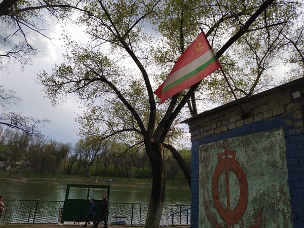 В Горловке над лодочной станцией вывесили флаг Таджикской СССР. Никто не понимает зачем