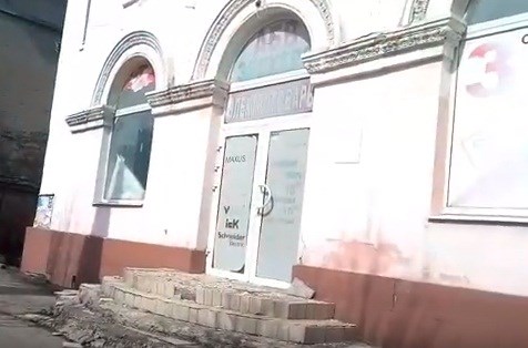 "Обшарпанные стены домов, старики, просящие милостыню": видеопрогулка по Горловке