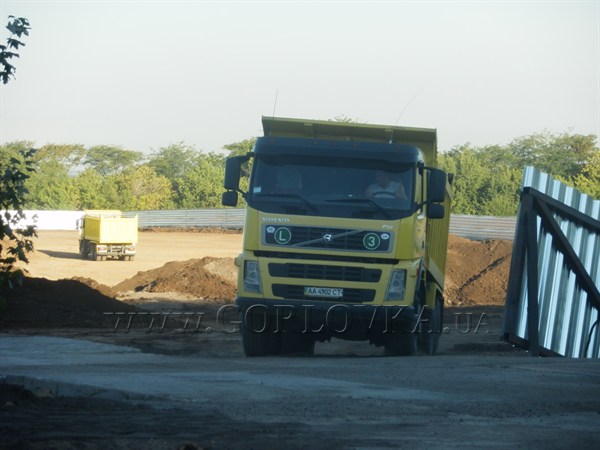 Пока все спят: грузовики «Эпицентра» вывозят землю по утрам (ФОТО)