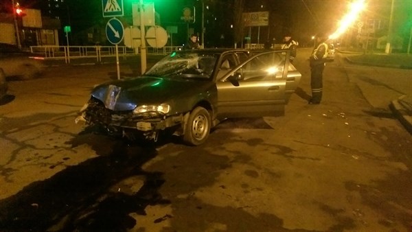 В Горловке пьяный таксист, перевозивший детей, не справился с управлением и врезался в светофор