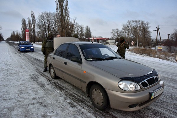 В Мариуполе два пьяных мужчины угрожали ножом таксисту и требовали отвезти их в Горловку 