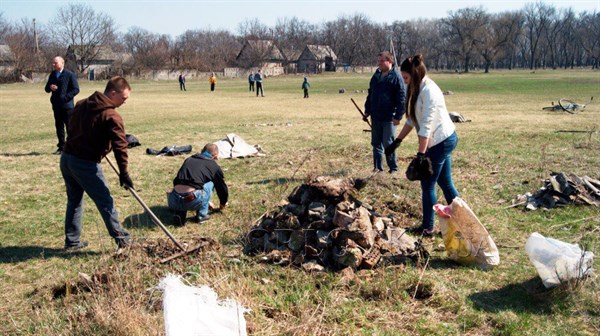 В Никитовском районе Горловки местные жители убрали мусорную свалку и расчистили футбольное поле