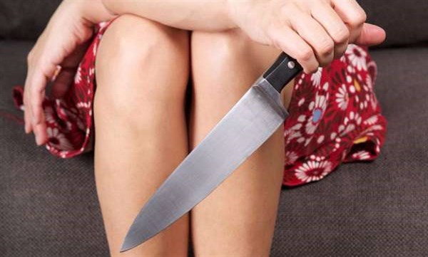 В Горловке кипят страсти: 23-летняя беременная девушка нанесла с десяток ножевых ранений своей знакомой 