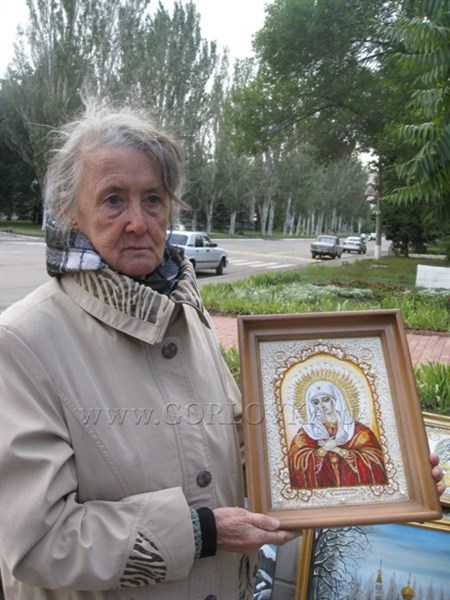 Портрет горожанина: горловская пенсионерка уже 15 лет занимается вышиванием уникальных икон. Ее работы в коллекциях у мэров и в храмах 