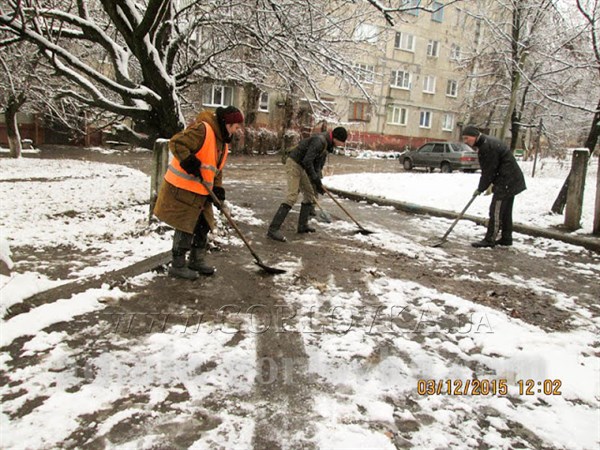 С метлой, в оранжевом жилете:  в Никитовском районе Горловки прошел санитарный день