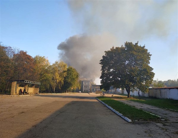 В Горловке горят склады машиностроительного завода (ФОТО)