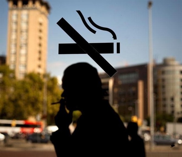 Проштрафился: курильщик в общественном месте может сесть в тюрьму за ношение холодного оружия