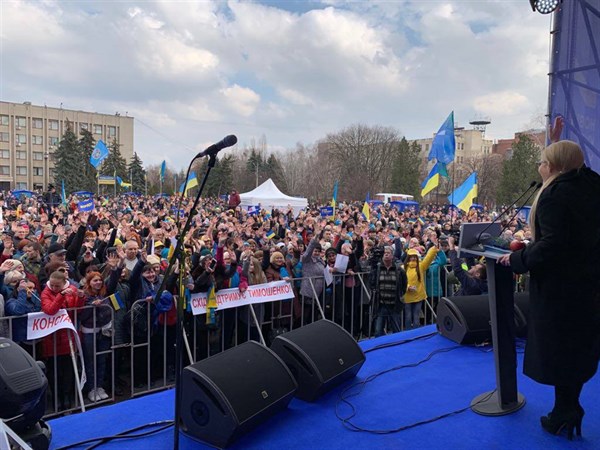 Юлия Тимошенко в Славянске: Чтобы достичь мира, мы должны объединиться и действовать