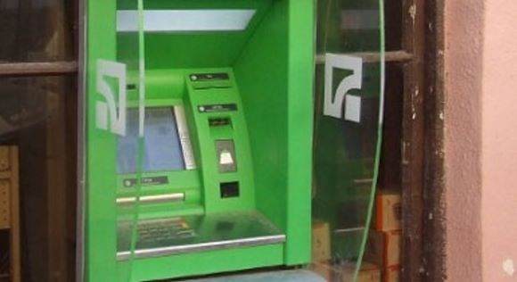 Приватбанк ограничил снятие наличности в своих банкоматах до 1000 гривен в день 