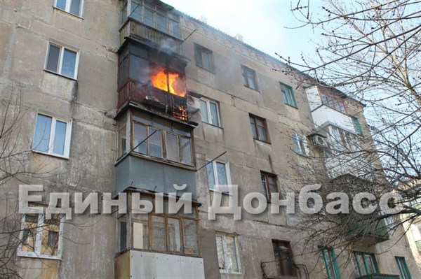 На улице Пушкинской полыхал балкон жилой квартиры. Огнем уничтожен и кондиционер, установленный на стене дома (ВИДЕО)