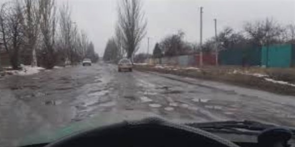 Разбитые дороги Горловки: на 88 квартале из-за ям и выбоин на проезжей части нет живого места 